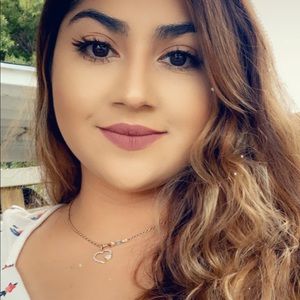 Meet your Posher, Yadira